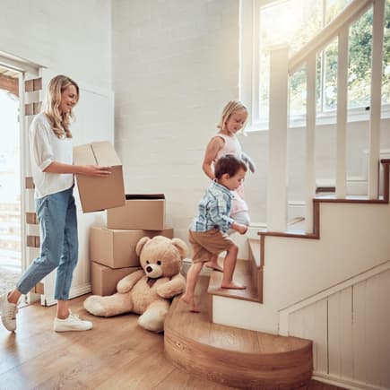 Familie zieht in neu finanziertes Eigenheim ein