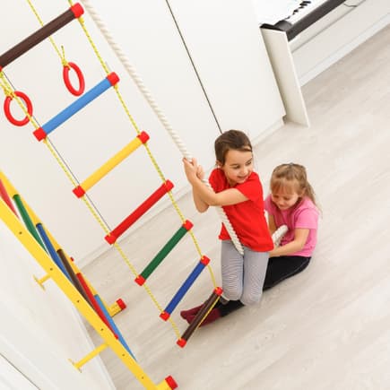 Kids haben Spaß an einer Sprossenwand