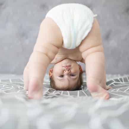 Baby steht auf dem Kopf.