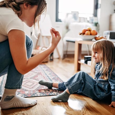 Mutter fühlt sich von Tochter getriggert und reagiert impulsiv. 