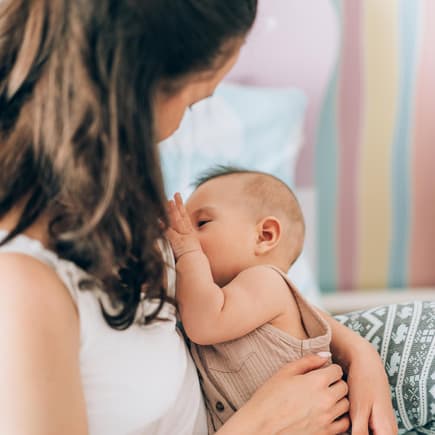 Eine Mama stillt ihr Baby.