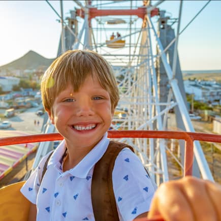 Junge strahlt im Riesenrad.