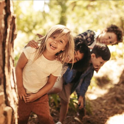 Fröhliche Kinder im Wald.