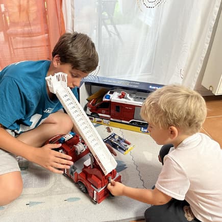 Katrins Söhne sind von der Spielwelt "Feuerwehr" von Bruder begeistert.