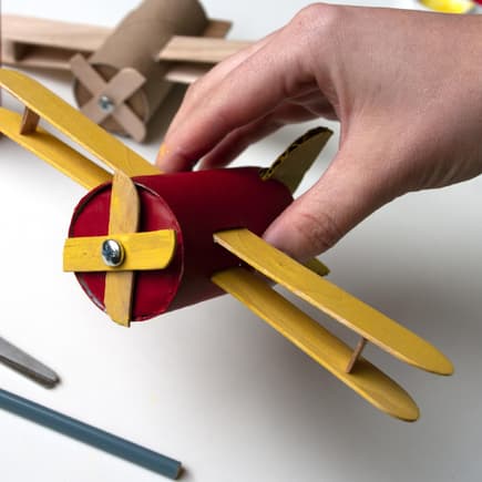 Ein aus Eisstielen gebasteltes Flugzeug