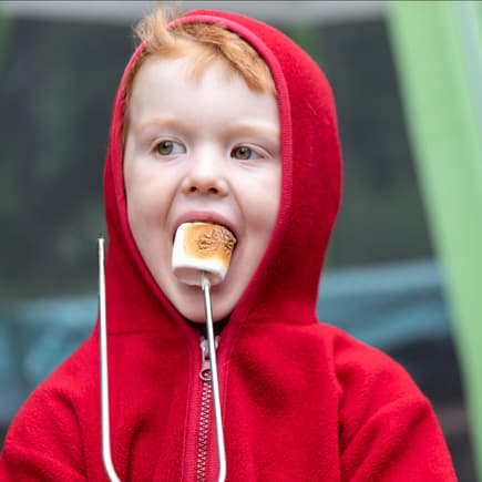 Ein Kind isst einen Marshmallow ...
