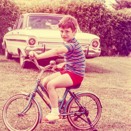 Junge auf einem Fahrrad in den 70ern.