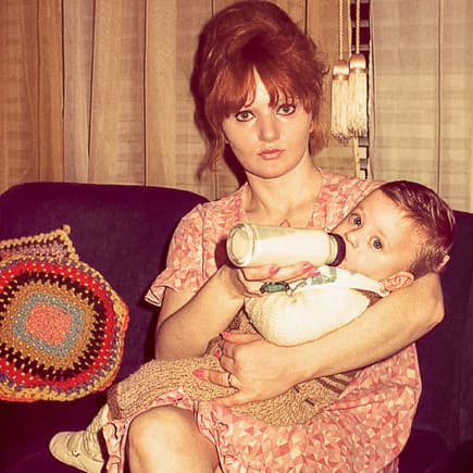 Vintage-Foto von Mutter, die ihrem Kind die Flasche gibt.