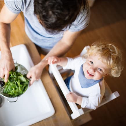Ein Lernturm kann dazu beitragen, die Unabhängigkeit von Kindern zu fördern.
