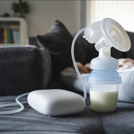 Elektrische Milchpumpen sind bequem und zeitsparend.