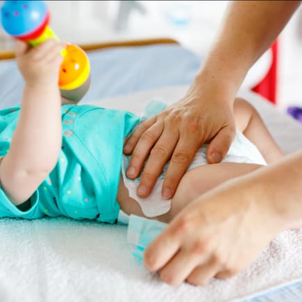 Ein klappbarer Wickeltisch ist platzsparend und häufig mobil einsetzbar.