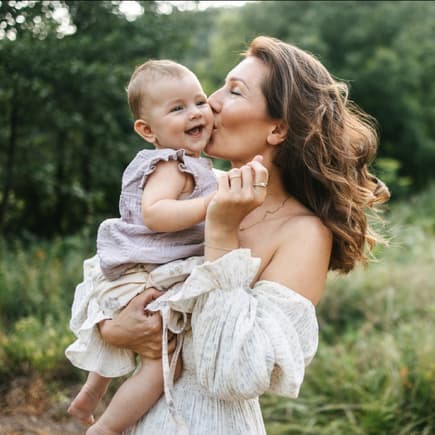 Ein Stillkleid vereint modische Eleganz mit praktischer Funktionalität.