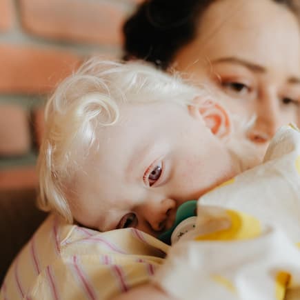Wenn das Baby erkältet ist, sind ist Kuscheln besonders wichtig. 