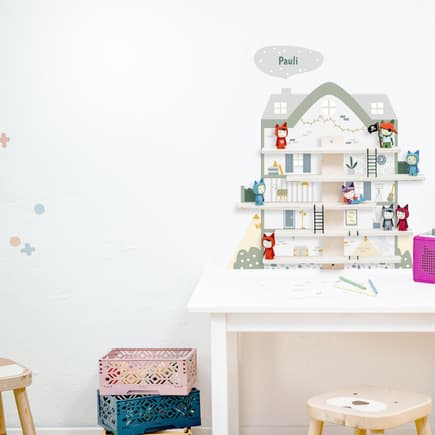 Mit einem Ikea-Regal plus Folie von Limmaland könnt ihr euch ganz schnell ein Tonieregal selber bauen.