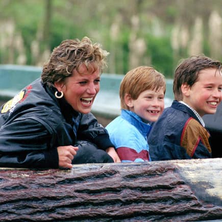 Prinzessin Diana mit ihren Söhnen Harry und William in der Wildwasserbahn.