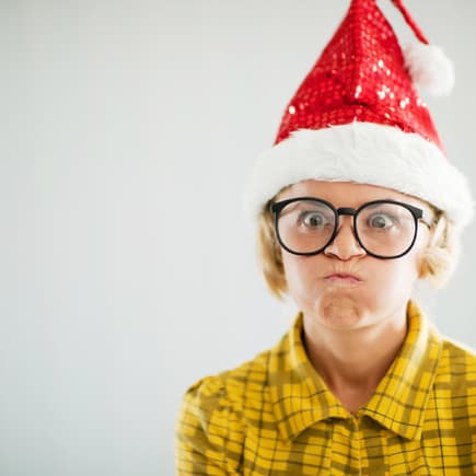 Gestresste Mutter mit Weihnachtsmütze.