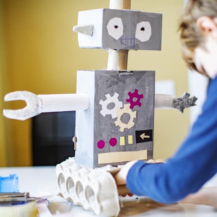 Ein gebastelter Roboter aus alter Pappe
