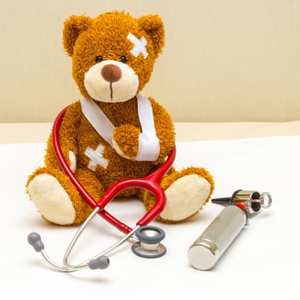 Verletzter Teddy mit Pflaster und Verband.