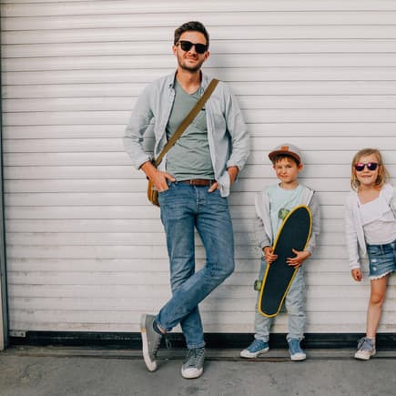 Cooler Vater mit zwei Kindern.