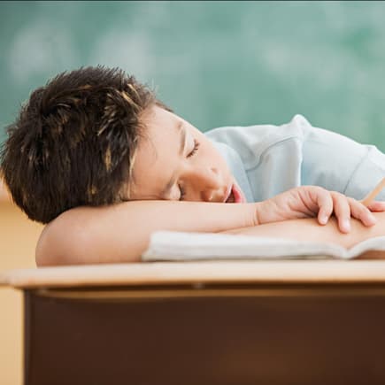 Müder Junge in der Schule.