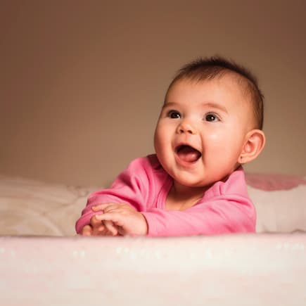 Ein kleines Baby, das lächelt ...