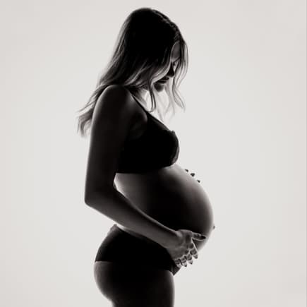 Eine schwangere Frau in schwarz-weiß fotografiert ... 