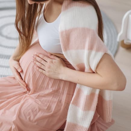 Schwangere Frau mit Babybauch und Vorderwandplazenta auf der Suche nach Kindsbewegungen.