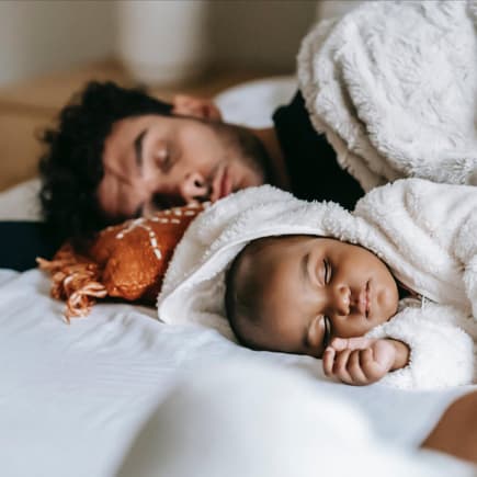 Papa und Baby im Wochenbett