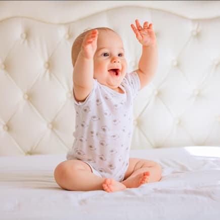 Ein Baby, das sich freut.