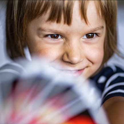 Spaßig und lehrreich: Kartenspiele für Kinder sind nach wie vor super beliebt!