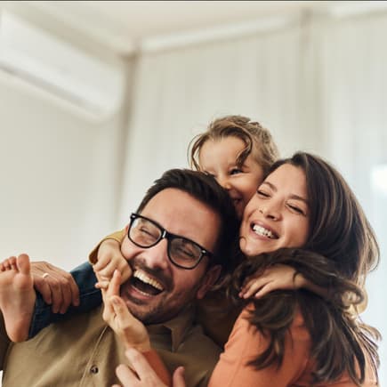 Glückliche Familie genießt Zeit zu dritt.
