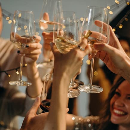 Ein paar Freunde stoßen mit alkoholfreiem Sekt auf das Neue Jahr an. 