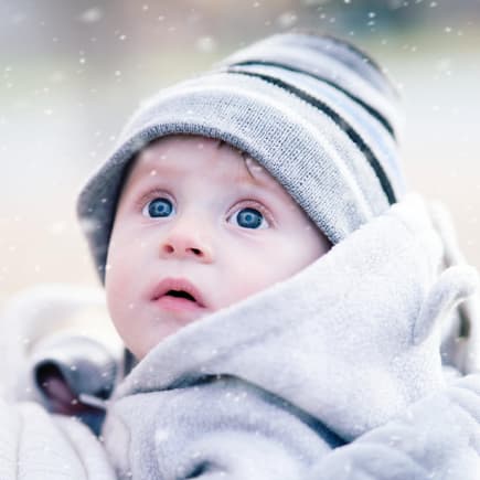 Baby Lippenpflege: Wenn es draußen kalt ist, braucht die Haut der Kleinsten Schutz. 