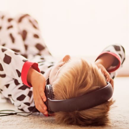 Junge hört Musik mit Kopfhörern.