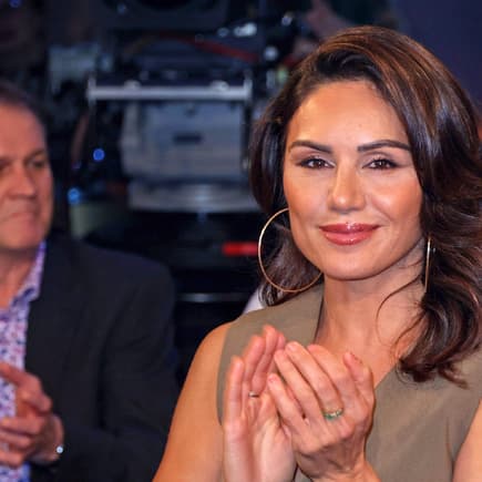 Nazan Eckes klatscht und lächelt in die Kamera.