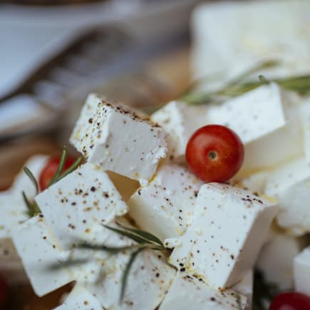 Viele Schwangere fragen sich, ob Feta in der Schwangerschaft erlaubt ist.