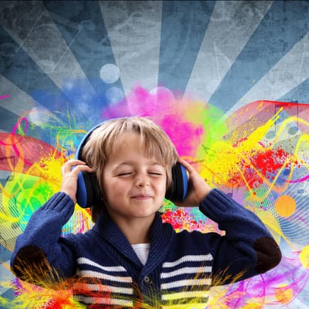 Junge hört Musik über seine Kopfhörer.