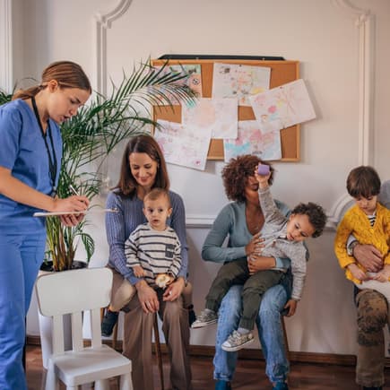 Volles Wartezimmer beim Kinderarzt.