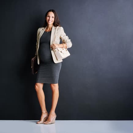 Schwangere im schicken Business-Outfit.