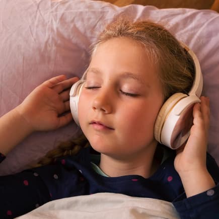 Ein Mädchen das Kopfhörer trägt