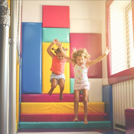 Zwei Mädchen in einem Indoorspielplatz