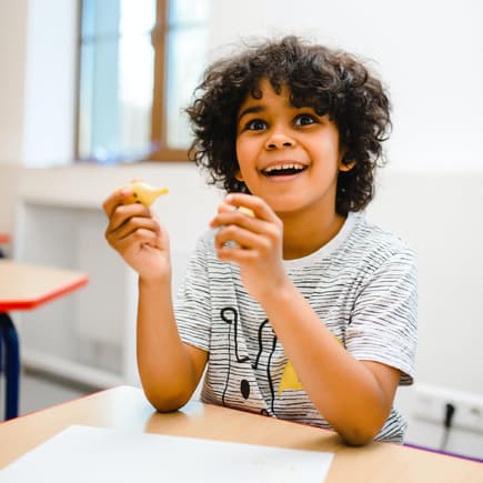 Glücklicher Schüler.