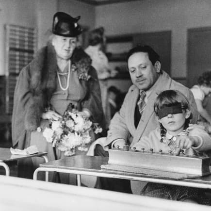 Maria Montessori mit ihrem Neffen und Schulkindern.