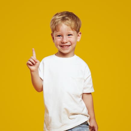 Ein kleiner Junge hebt seinen Zeigefinger