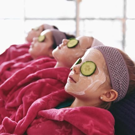 Junge Mädchen mit Gesichtsmaske im Spa.