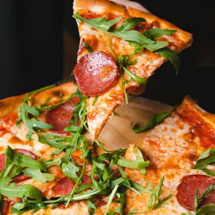 Salamipizza mit Rucola 