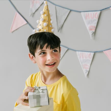 Ein Junge, der Geburtstag feiert