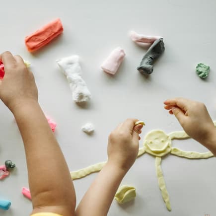 Kinder spielen mit Knete