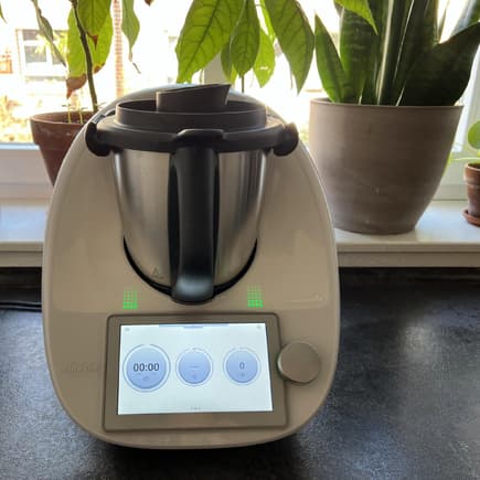 Thermomix TM 6 steht vor einem Fenster.