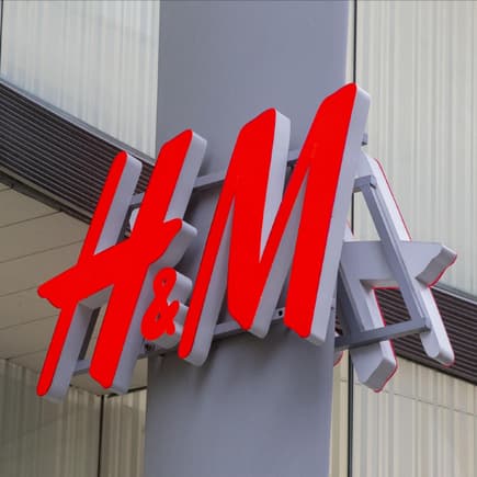 Das knallrote H&M-Logo ist weltweit bekannt.